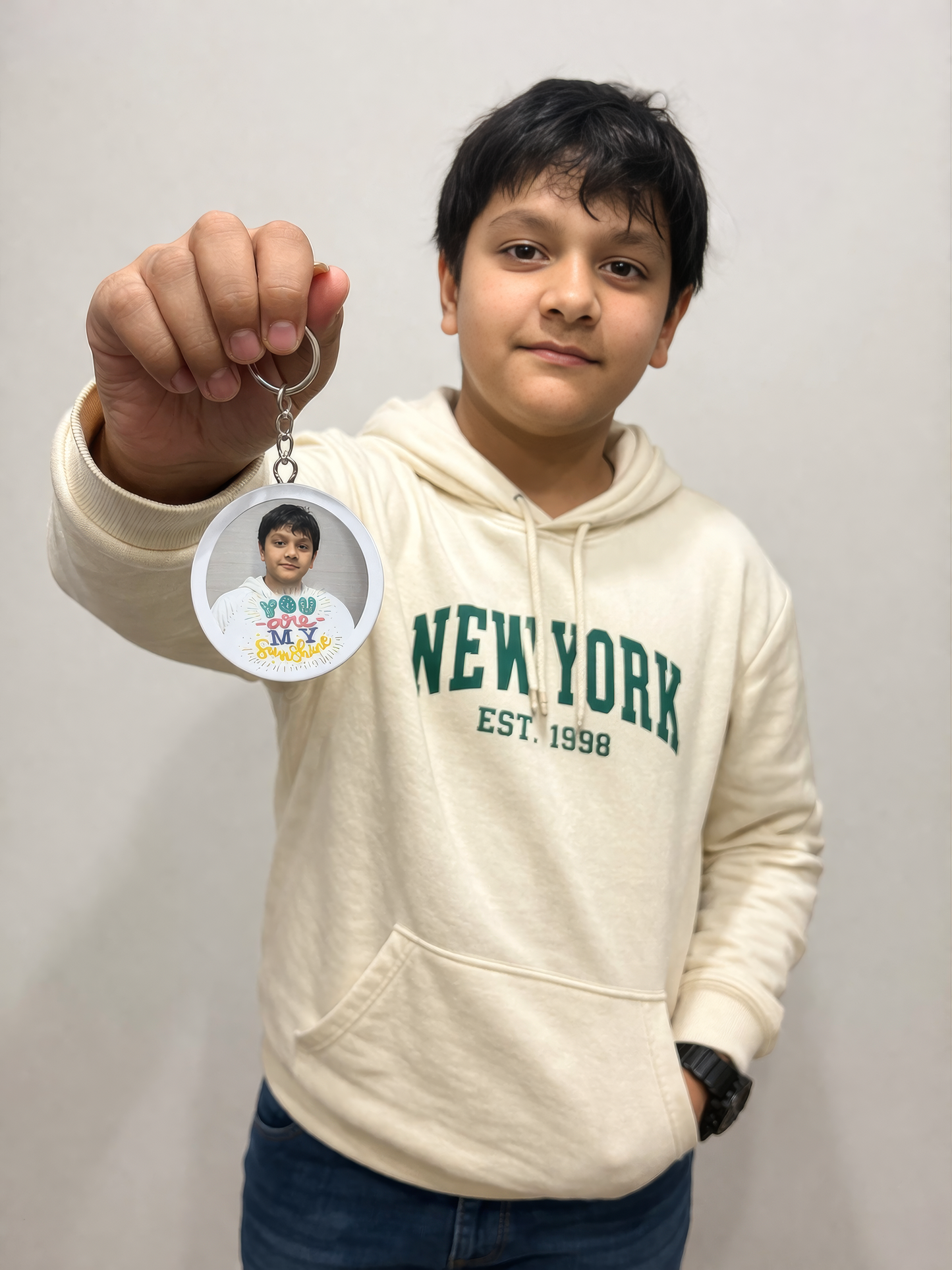 Child holding personalized photo keychain - Baggbay custom gift