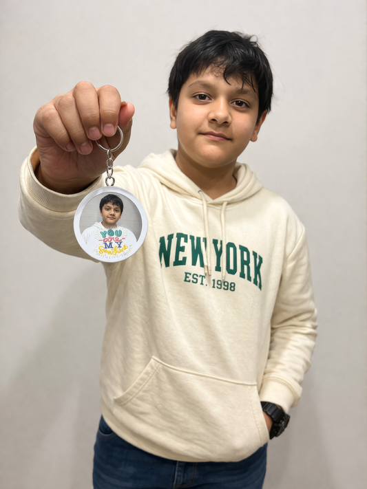 Child holding personalized photo keychain - Baggbay custom gift