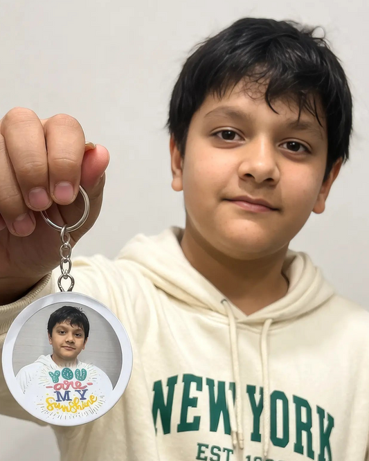 Child holding personalized photo keychain - Baggbay custom gift